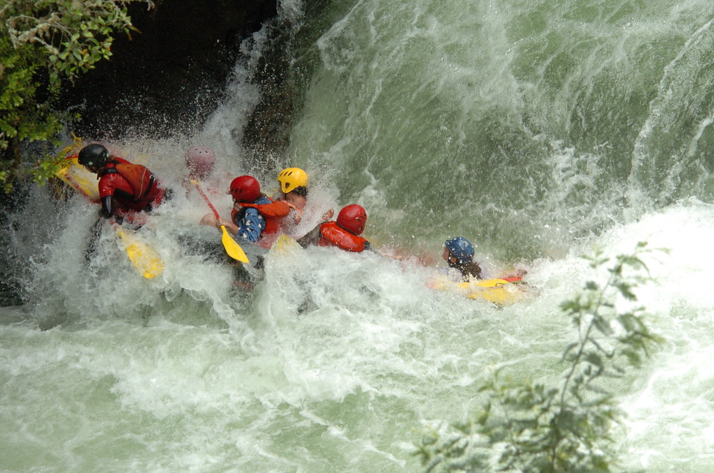 fare rafting: adrenalina e forti emozioni in profonda connessione con la natura.