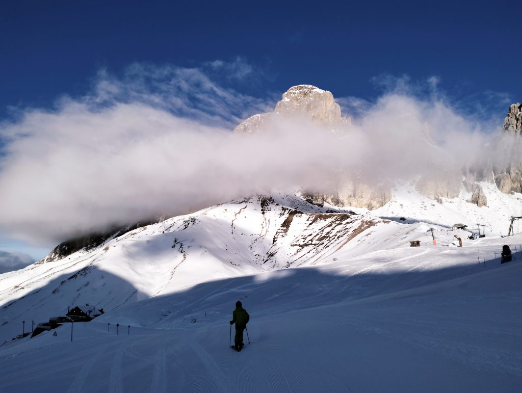 riconnettersi con la natura: i primi fiocchi di neve, le prime montagne imbiancate e i primi freddi, ti prende quella voglia di mettere sci e scarponi ai piedi, salire in quota e lanciarti per una discesa, in pista o fuori pista che sia.