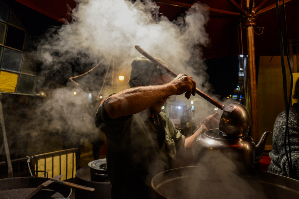 un bicchiere di vin brulè; il suo aroma caldo e avvolgente si alza dai mercatini, dalle cucine di casa, dalle piccole feste di paese. È un vino che non si limita a essere bevuto: racconta tradizioni, riscalda le mani e accompagna i momenti più conviviali delle giornate fredde. Nel suo sapore si intrecciano spezie, storia e ritualità antiche, capaci di riportarci indietro nel tempo. Il vin brulè ha anche proprietà interessanti.: il calore favorisce la vasodilatazione e dona una piacevole sensazione durante le giornate fredde. Le spezie hanno effetti digestivi e balsamici, in particolare cannella e chiodi di garofano. Non si tratta certo di un rimedio medico, ma è indubbio che un bicchiere di vin brulè riesca a scaldare, rilassare e rendere più accogliente l’atmosfera invernale.