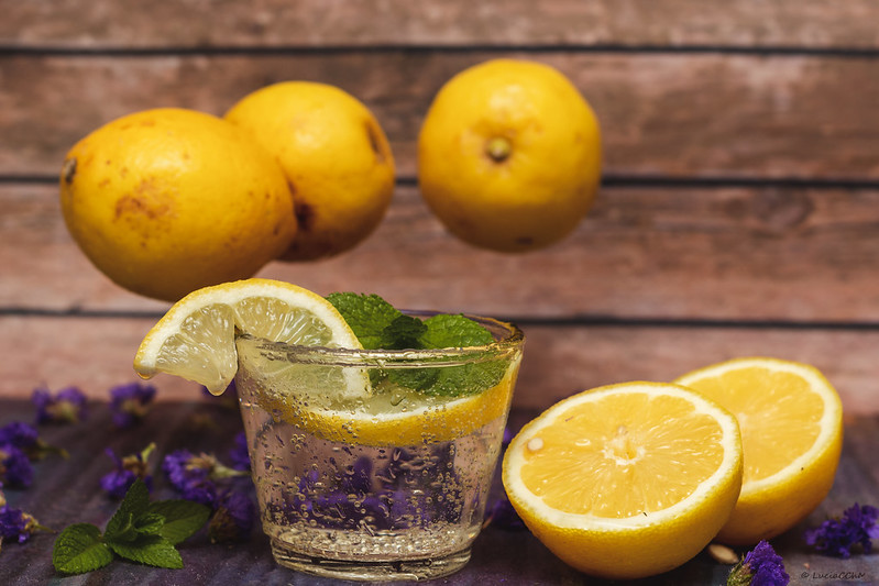 bere acqua e limone prima di fare colazione: una semplice ed ottima abitudine che reintegra i liquidi persi durante il sonno, idrata e alcalinizza l’organismo, apporta vitamine B e C, sali minerali tra cui il potassio e altri micronutrienti che riattivano l’apparato digerente, favoriscono la motilità dell’intestino e l’espulsione di tossine, danno sollievo alle mucose dello stomaco e le rilassano. I miei accorgimenti: acqua tiepida, limoni a km0 e qualche fiore edulo per deliziare la vista.