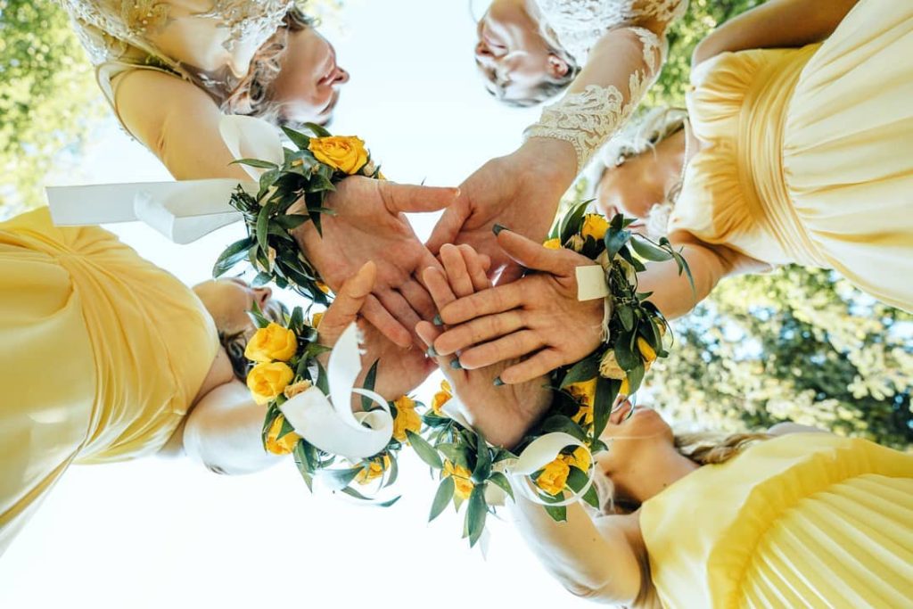 condividere momenti emozionanti: il matrimonio di un'amica e l'empatia divampa...
