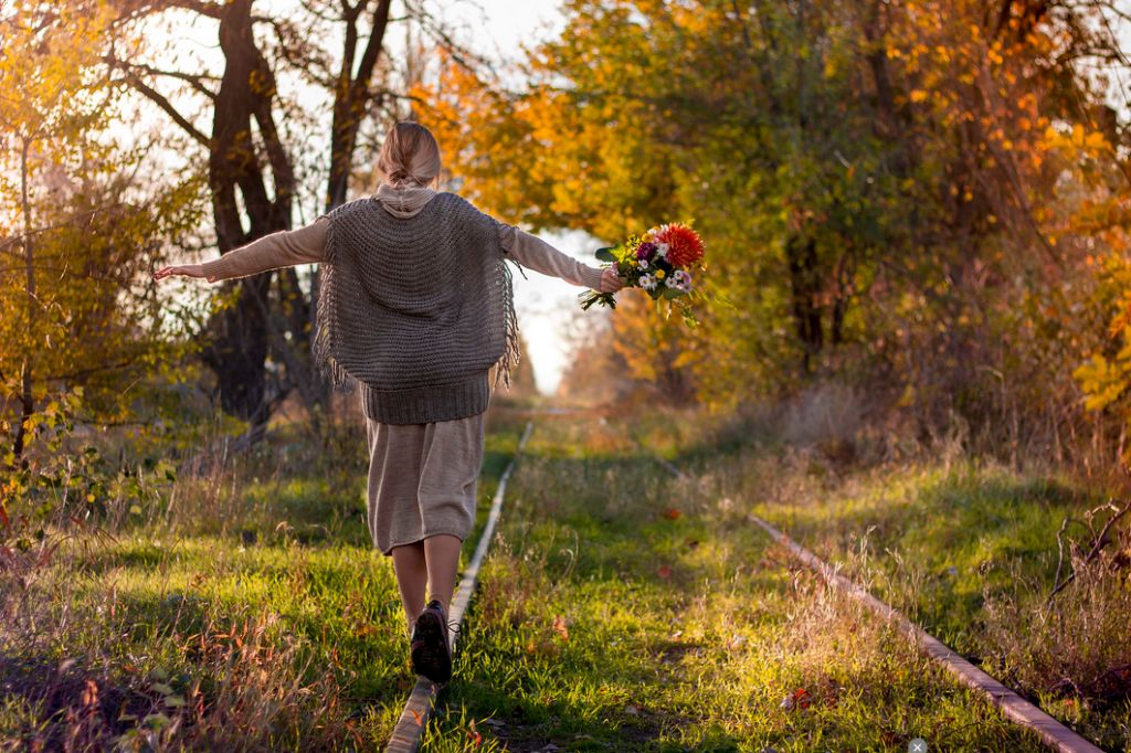 un mazzo di fiori ricevuto in regalo, una giornata invernale quasi primaverile, fantasticare camminando in equilibrio lungo i binari abbandonati, semplici opportunità.