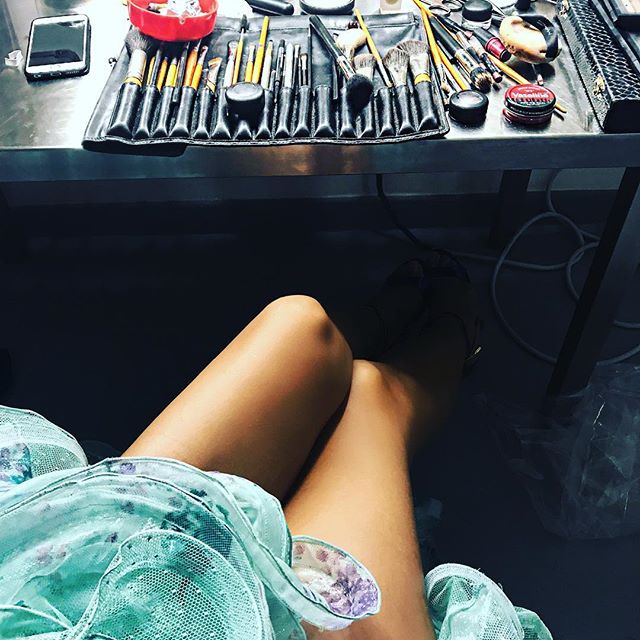 passare il tempo davanti allo specchio, “sperimentare” con colori e pennelli, eyeliner e matite, glitter, blush e rossetti: il make-up per me è gioco ma anche… di più. Come diceva qualcuno, l’abito non fa il monaco, e se è vero che non possiamo prendere da trucco e vestiti la nostra sicurezza ci sono abiti e make-up che amiamo e ci aiutano a farci sentire a proprio agio in situazioni scomode. Persone, posti ed attività nuove, la prima impressione è importante anche se poi conta altro, ovvio?