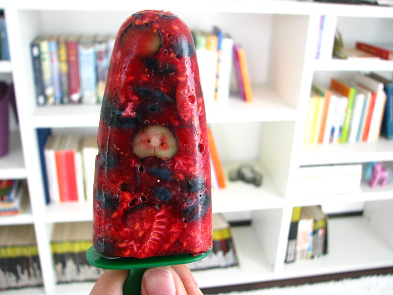 divertirmi a "creare" dei ghiaccioli artigianali utilizzando frutta di stagione come ingrediente principale; gustosi e refrigeranti, una manna in queste giornate già torride...