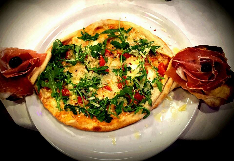 mangiare la pizza, non solo oggi che è la Giornata Mondiale… Un piatto versatile e delizioso ed anche benefico per la salute; è ricco di un mix di nutrienti; inoltre è un comfort food che può stimolare la produzione di serotonina, migliorando l’umore ed è spesso condivisa con amici o familiari, promuovendo momenti di socializzazione e felicità.
Celebriamo quindi questo piatto un ricordando che un approccio consapevole alla sua degustazione può portare benefici sia per il corpo che per la mente.