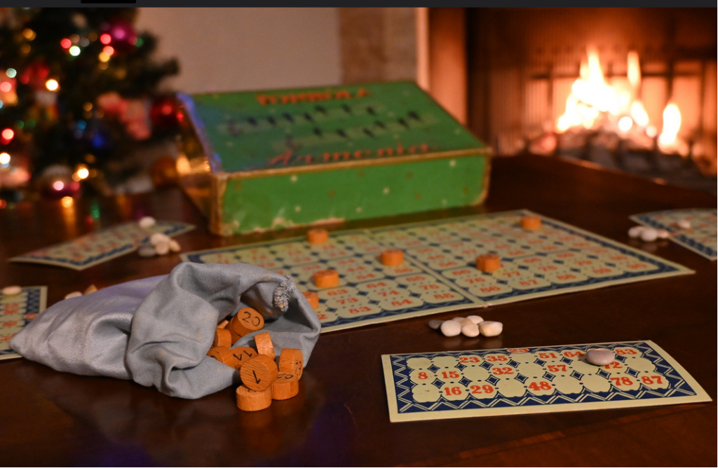 giocare a tombola e non solo... Nell’era digitale in cui viviamo, in cui la maggior parte delle interazioni avviene attraverso schermi e dispositivi elettronici, i giochi da tavolo offrono un ritorno alla semplicità e alla socialità diretta. Tuttavia, oltre al divertimento, questi giochi rappresentano anche un potente strumento per migliorare le capacità cognitive, ridurre lo stress e favorire l’interazione sociale, con numerosi benefici psicologici.