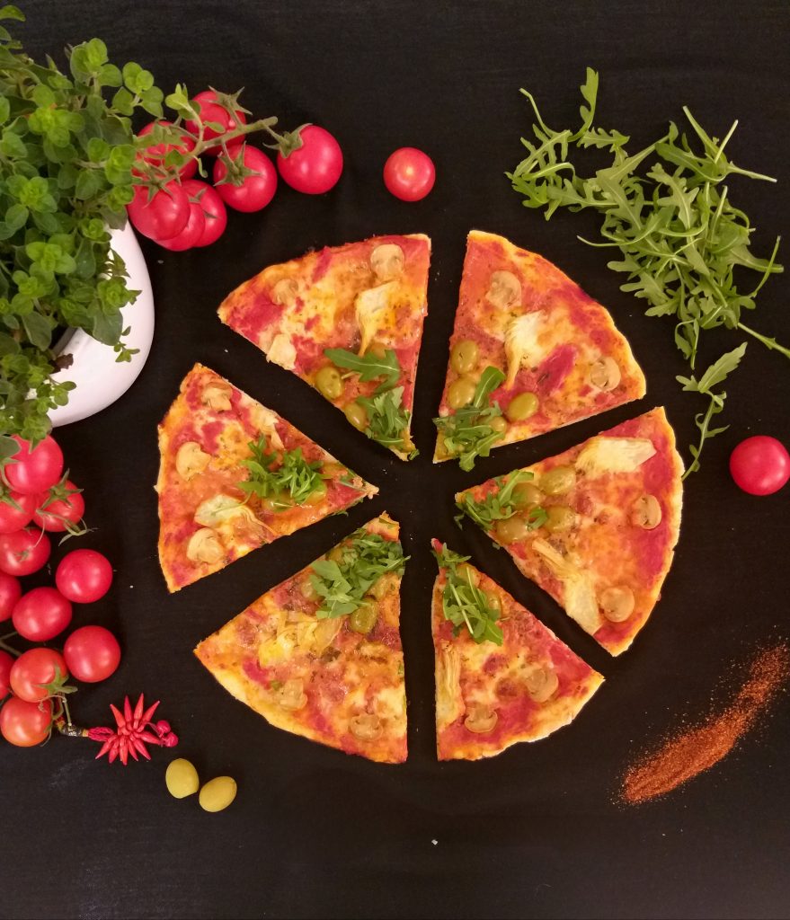 Farina, acqua, lievito, olio di oliva un pizzico di sale e impasto...preparare la pizza in casa la domenica per tutta la famiglia è la nostra bella tradizione. Quel profumo di buono che proviene dal forno...Tutti insieme a pranzo, una fetta tira l'altra.