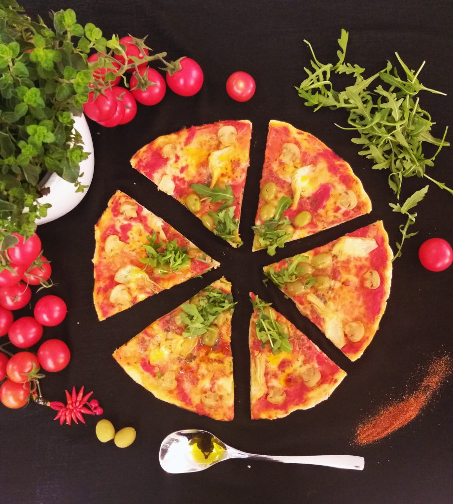 ...gustarmi una buona pizza fatta in casa, pochi ingredienti semplici, acqua, lievito, farina...ma tanta bontà ed un sapore ricco ... da sempre pronta sulla mia tavola ogni domenica a pranzo, da condividere con famiglia ed amici.