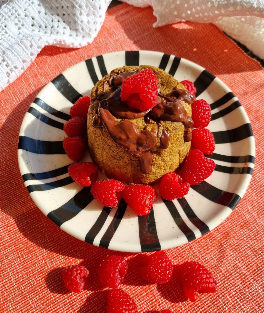 ... ogni tanto, il piacere di assaggiare un buon dolce... cioccolato, frutta fresca, poco zucchero... la felicità ...