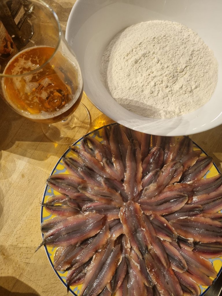 Preparare ricettine sfiziose utilizzando ingredienti locali, buoni ed economici come il pesce azzurro.