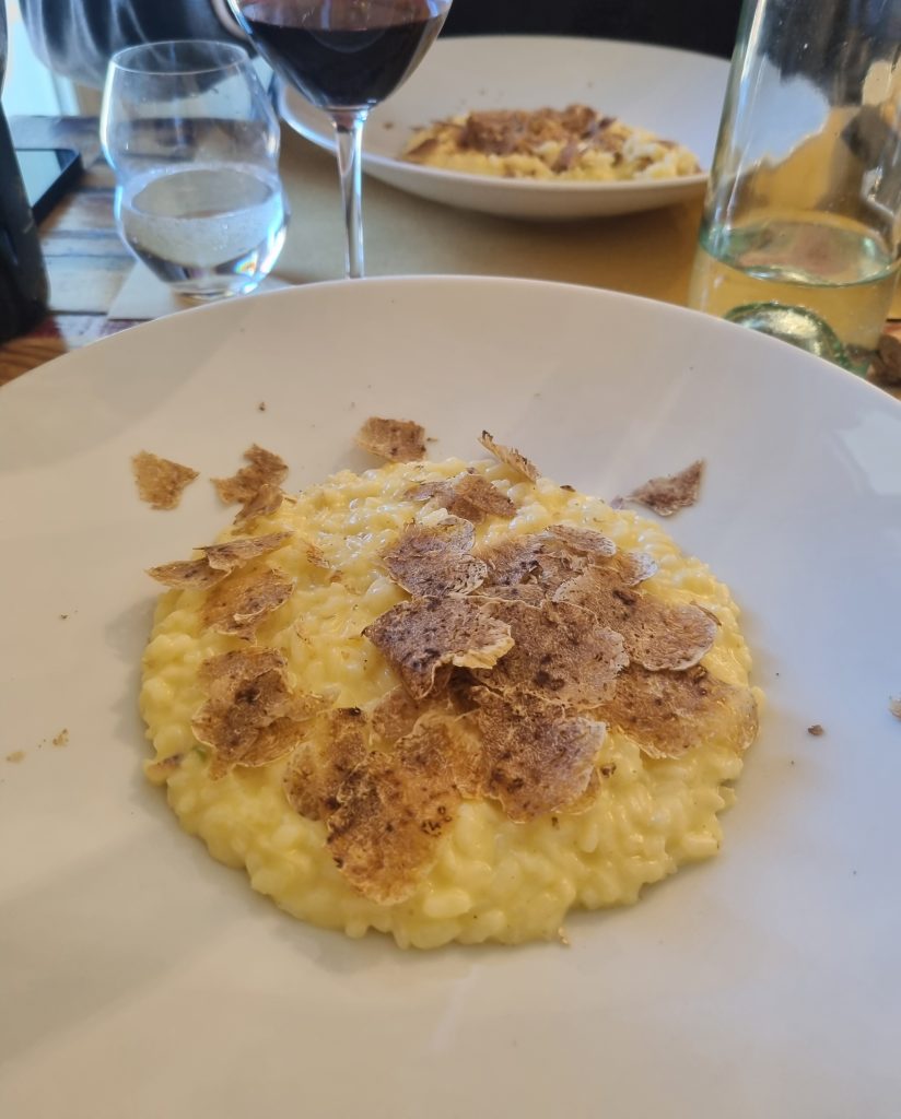 ...sentire tutti i sapori dell'autunno nel piatto, il mio comfort food sicuramente assaporare un buon risotto al tartufo fresco, un regalo per il palato, per le grandi occasioni, accompagnato da un bicchiere di vino rosso locale... la domenica di festa