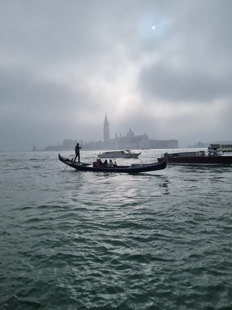 Ammirare e vivere il fascino indiscutibile delle nostre belle città italiane. Io le amo.