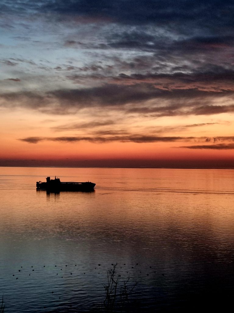 Prendermi una pausa ed osservare il mare, il cielo ed i loro colori invernali al tramonto...mi rilassa...