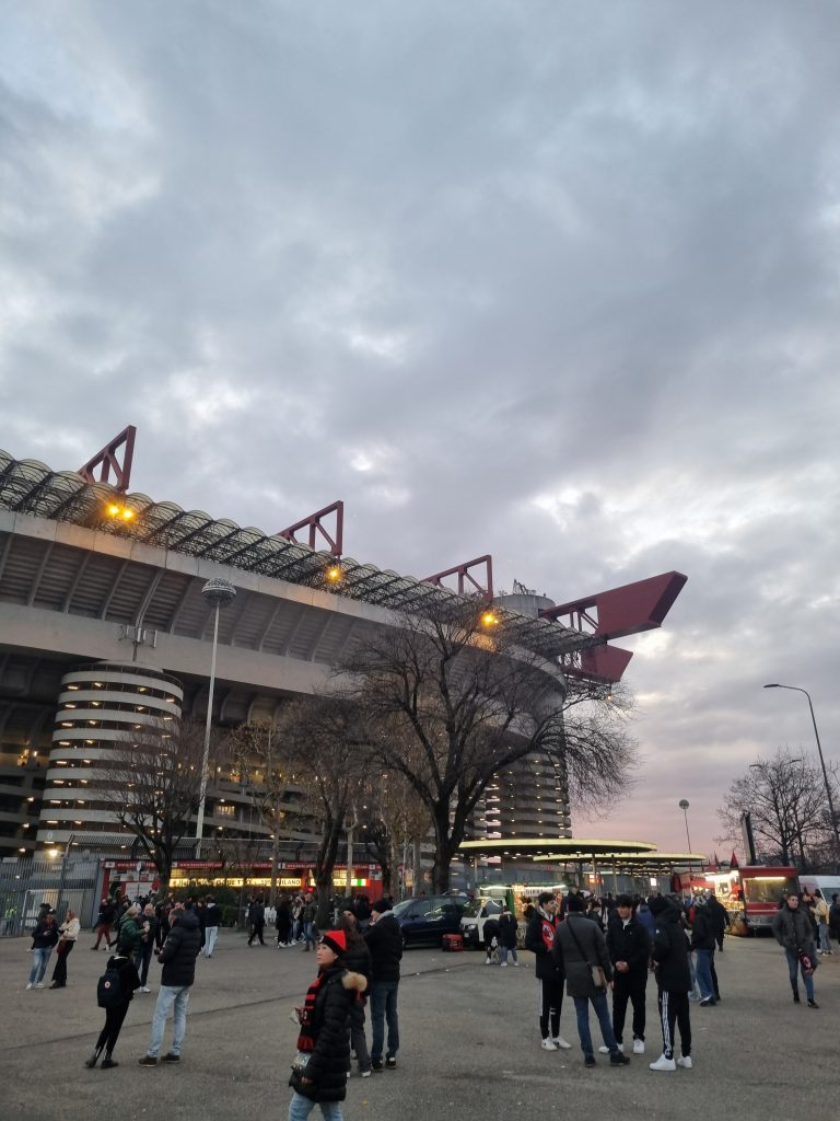 Essere qui allo stadio e vedere la mia squadra del cuore dal vivo. Che gioia!