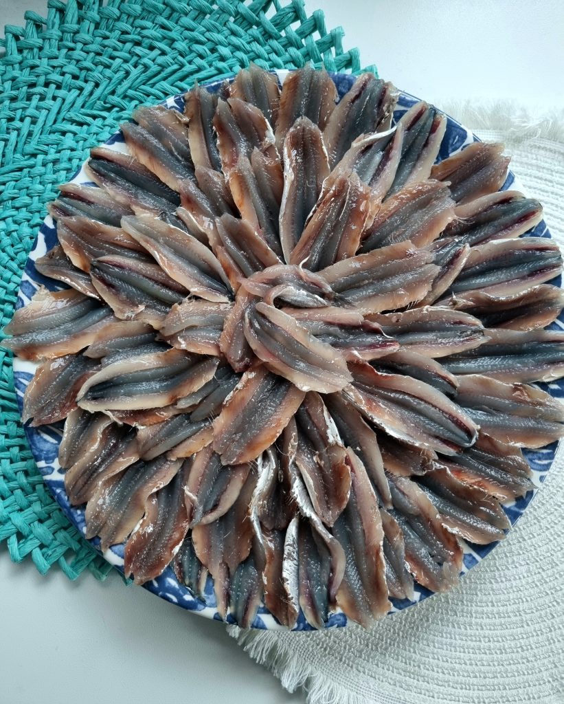 Da regione a regione vengono chiamati sardoni, acciughe, alici...sulla mia tavola il pesce azzurro non manca mai, sano, buono, economico e locale.