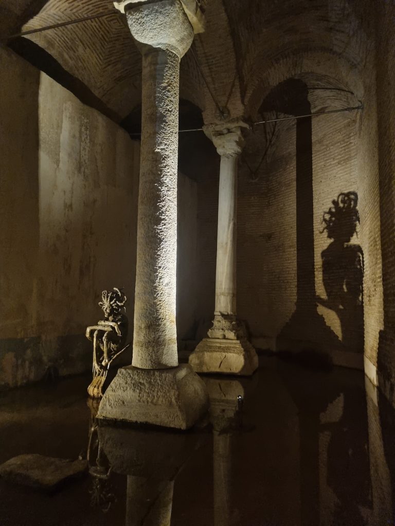 Viaggiare e visitare nuovi luoghi e città