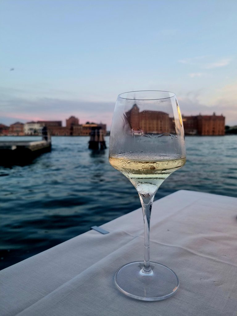 Grande caldo, super idratazione con acqua a volontà, ma prendersi un momento per rilassarsi ed assaporare le note ed i profumi dei nostri ottimi vini italiani, per me , a fine giornata, è un momento di piacere e relax.