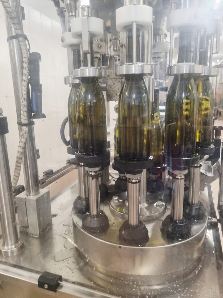 Un bicchiere di buon vino locale a cena, è un vero piacere, berlo in compagnia, accompagnato ad un buon piatto, e sicuramente acquistare i vini dal produttore, da' tutto un altro gusto