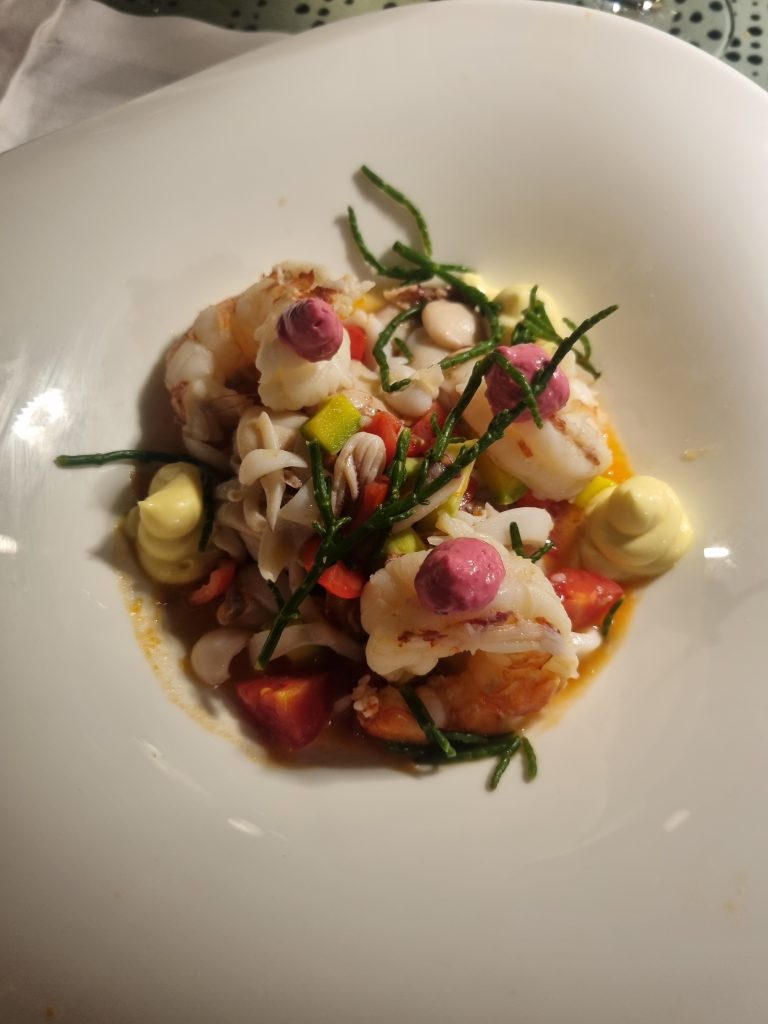 Gustare a tavola i miei piatti favoriti, colorati, deliziosi di pesce, con abbinamenti insoliti, saporiti, è un piacere per il palato e la vista.