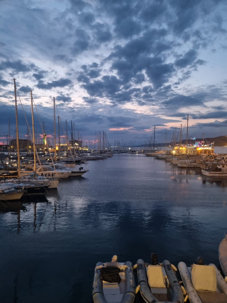 Il piacere di uscire a passeggiare la sera al lungo mare, mi rilassa e mi garantisce un buon riposo tranquillo, oltre che deliziarmi dei colori che il cielo ed il mare mi regalano al tramonto.