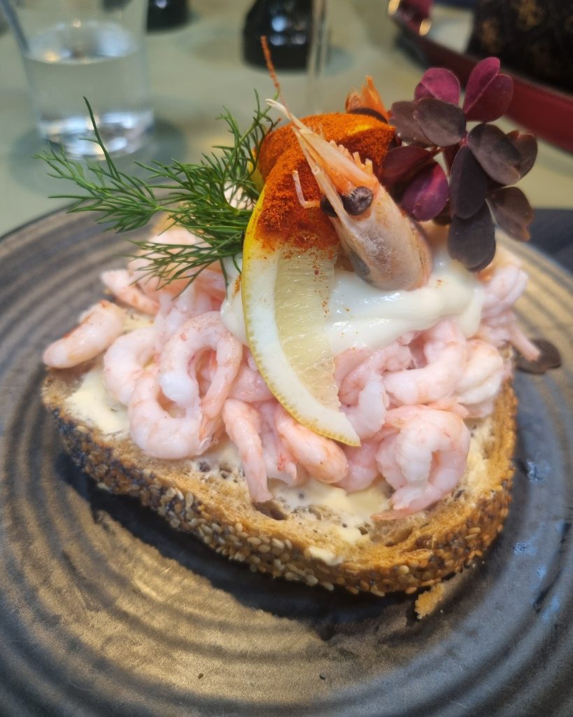 ... la domenica mattina, nessuna fretta, si inizia la giornata in relax, con la mia colazione salata, un buon the verde ed una gustosa spremuta fresca di arance...