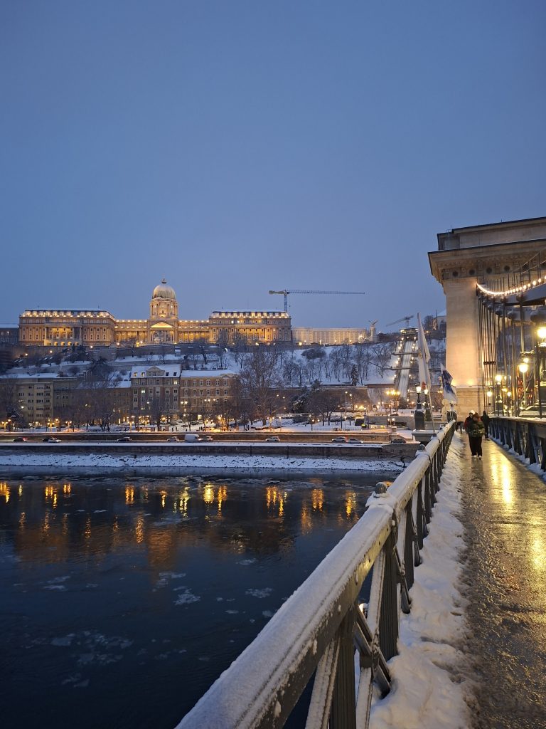 ...in questo momento di grande caldo ed afa, il mio benessere ricordare quando , qualche mese fa, passeggiavo sui ponti di Budapest, bella fresca con sciarpa e cappello... ritornerà il fresco....
