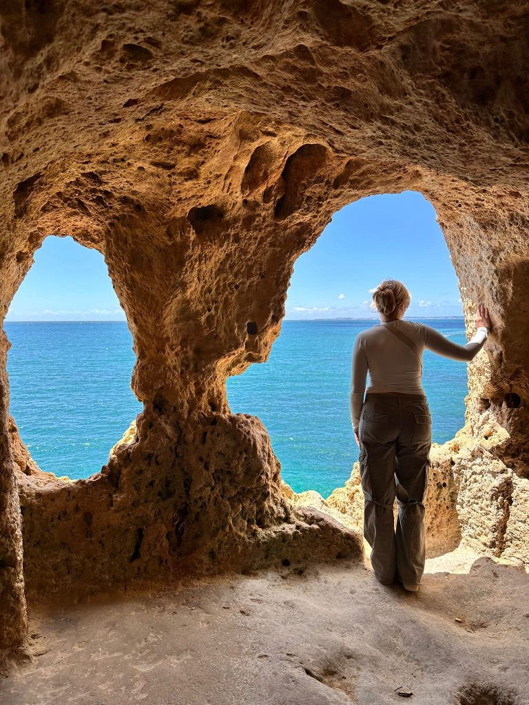 Aprirmi alla bellezza del mondo, quando ho l'occasione di viaggiare, mi fermo ad osservare i luoghi che più mi affascinano e che mi scaldano il cuore, per averli sempre con me, tra i miei ricordi cari.