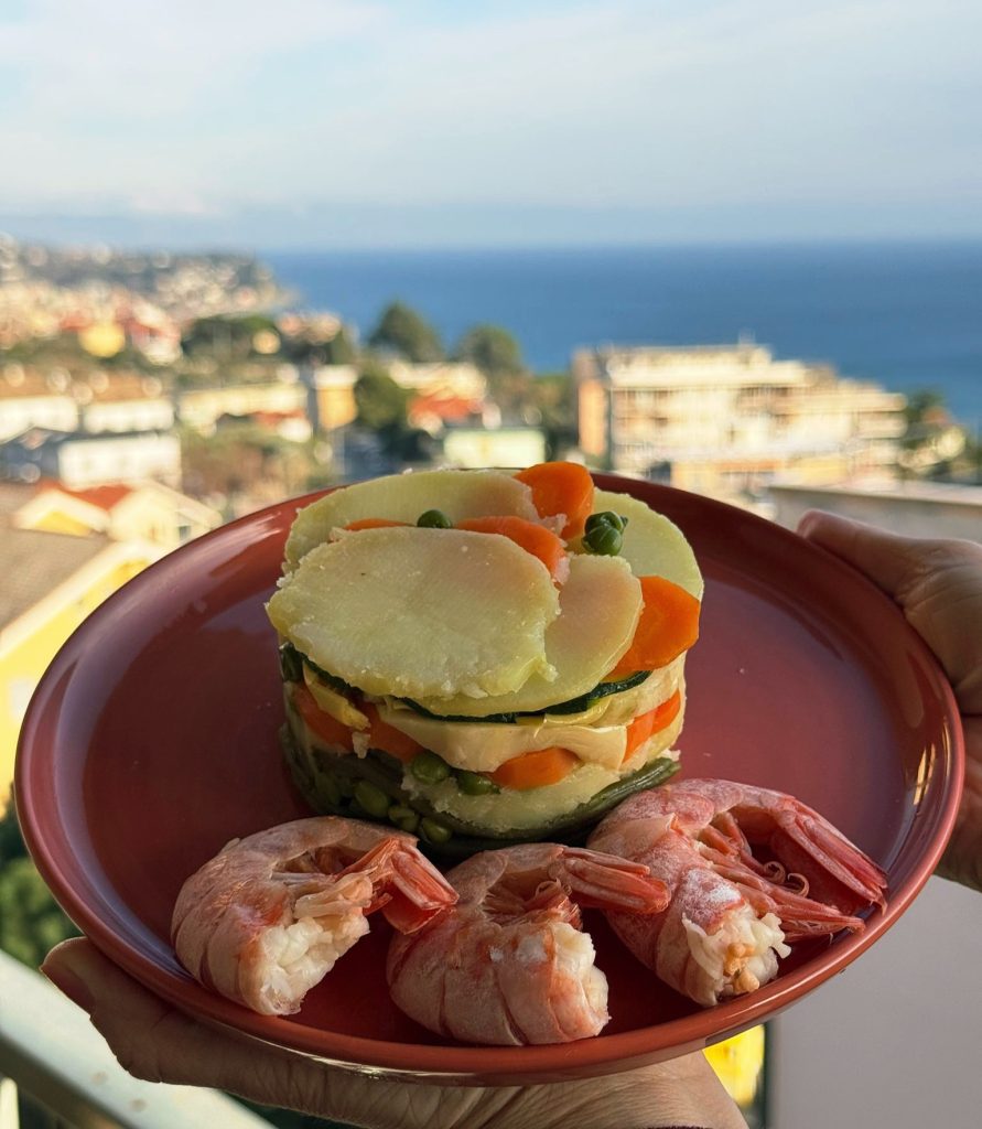 ... servire a tavola i piatti tipici e caratteristici della tradizione della mia regione, ma , soprattutto piatti antispreco alimentare. Questo è la mia versione del cappon magro, piatto ligure, preparato con ingredienti di recupero, verdure cotte, sott'olio, pesce. Ingredienti volendo svuotafrigo, senza dimenticare il gusto, la bontà e la cucina sana. Spesso in Liguria lo prepariamo dopo le feste natalizie.