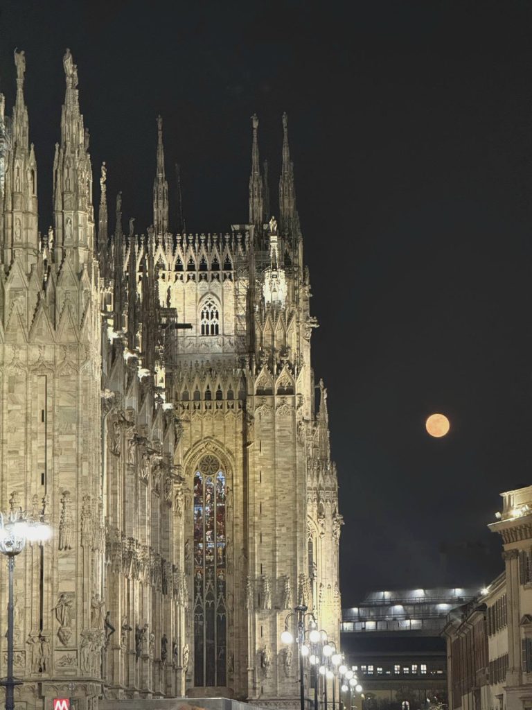 Che sia in centro città, in campagna, in montagna, guardare il cielo e vedere la luna piena, per me è sempre una meraviglia, un quadro regalatoci dalla natura.
