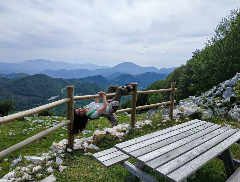 l’adrenalina di conquistare il crinale e godersi la libertà assoluta di giocarci insieme! La fatica del sentiero si trasforma in gioia pura e un pizzico di follia. Capovolgere la prospettiva per ritrovare l'equilibrio, dove l'aria fresca pulisce i pensieri e l'orizzonte appenninico dona una ricarica profonda. Sospesa nella bellezza.
"Non si smette di giocare perché si invecchia, si invecchia perché si smette di giocare." George Bernard Shaw