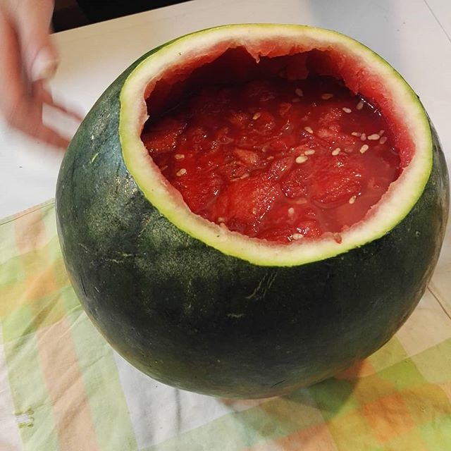 "creare" dei cocktails analcolici a base di frutta: oltre alle proprietà rinfrescanti e nutrizionali sono eccezionali catalizzatori di socialità e condivisione, favoriscono l'interazione e la convivialità trasformando l'atto del mangiare in un momento comunitario.