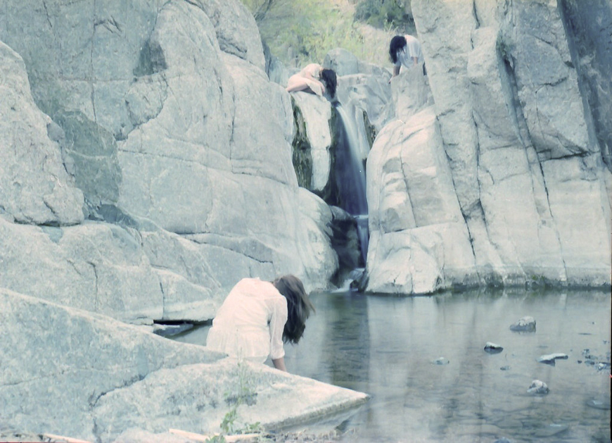 il contatto con l’acqua, il suono, la qualità della luce che vi si riflette… il suo effetto psicologicamente rigenerante induce uno stato d'animo positivo e riduce l'umore negativo e lo stress, un vero toccasana per il corpo e per la mente.
“Chiare, fresche et dolci acque”…