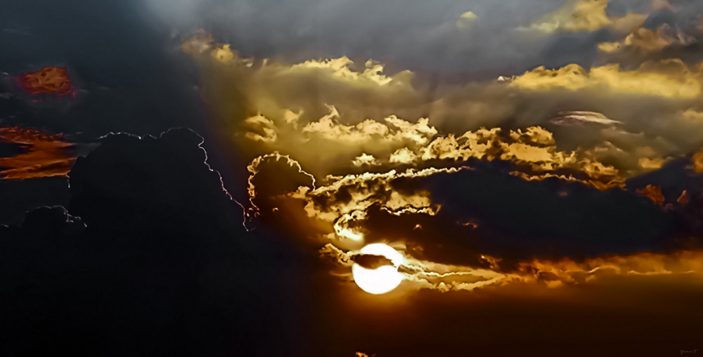 fermarmi un momento, alzare lo sguardo verso il cielo e ammirare l’incantevole spettacolo del sole che tramonta e che lascia il suo posto al dolce manto scuro della notte, lo stupore della volta celeste che si tinge di colorazioni calde e dal fascino suggestivo… per finire la giornata con un pieno di immagini in grado di riempirmi la mente e il cuore di vibrazioni positive.
Provare per credere!!!