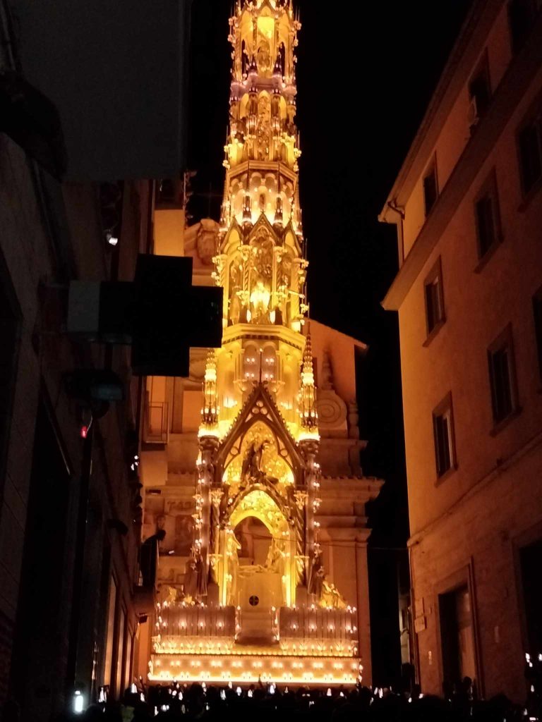 vivere le tradizioni della mia bella città: Viterbo. La sera del tre Settembre il Trasporto della Macchina di S. Rosa. Dies Natalis (quest’anno si chiama così) incede maestosa e illuminata, guidata dal suo motore umano (i cento facchini) ed entra a malapena nei vicoli che attraversa aggiungendo un brivido seducente al suo incedere, toglie il fiato… qualcosa di spettacolare e allo stesso tempo sconvolgente, capace di tenere in perenne agitazione le acque profonde dell’emotività umana.