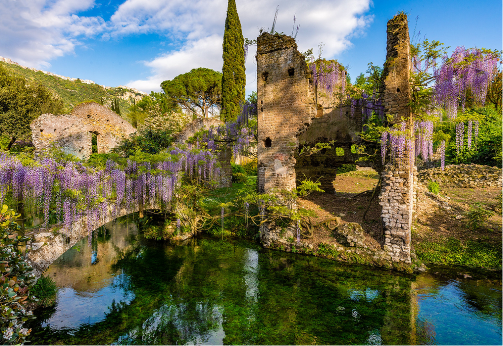 Ninfa: dove la storia incontra la poesia e le rovine rinascono tra i fiori, un migliaio di piante, di cui moltissime esotiche, sono presenti su una superficie di ben otto ettari, vivendo in una perfetta simbiosi scenografica con i ruderi dell’antica cittadina, un giardino incantato che in ogni stagione presenta colori e magie diverse senza stancare mai, visitarlo significa immergersi in un mondo meraviglioso, un luogo in cui il mondo reale si fonde con quello delle fiabe.