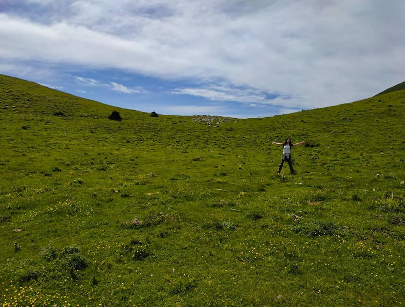 braccia aperte, mente leggera. Qui, dove il verde incontra il cielo e il silenzio rigenera l'anima. Sospesa tra terra e cielo, dove il tempo si ferma e il corpo si ricarica di energia pura. Incredibilmente viva!!!