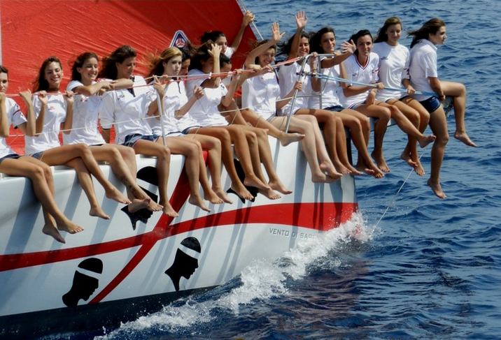 passeggiare scalze sulla spiaggia dorata e poi sedute sul bordo di una barca, abbandonare ogni tensione mentre le chiacchiere, tra amiche care, scorrono libere e spensierate, vivere momenti unici con le persone amate.