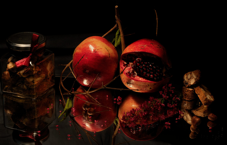 un frutto ”natalizio” che mi regala gusto, colore e benefici: il melograno; elegante, scenografico e perfetto per impreziosire le tavole delle feste. I suoi chicchi rubino aggiungono croccantezza, freschezza e un tocco di luminosità a ogni piatto, da quelli dolci a quelli salati, fino ai drink natalizi. La sua equilibrata combinazione di dolcezza e acidità dona colore, contrasto e un tocco gourmet alle ricette delle feste ma è soprattutto un vero alleato della salute: ricco di sostanze utili a contrastare i radicali liberi, fonte naturale di Vitamina C e minerali essenziali, ideali per sostenere il sistema immunitario nel periodo invernale.