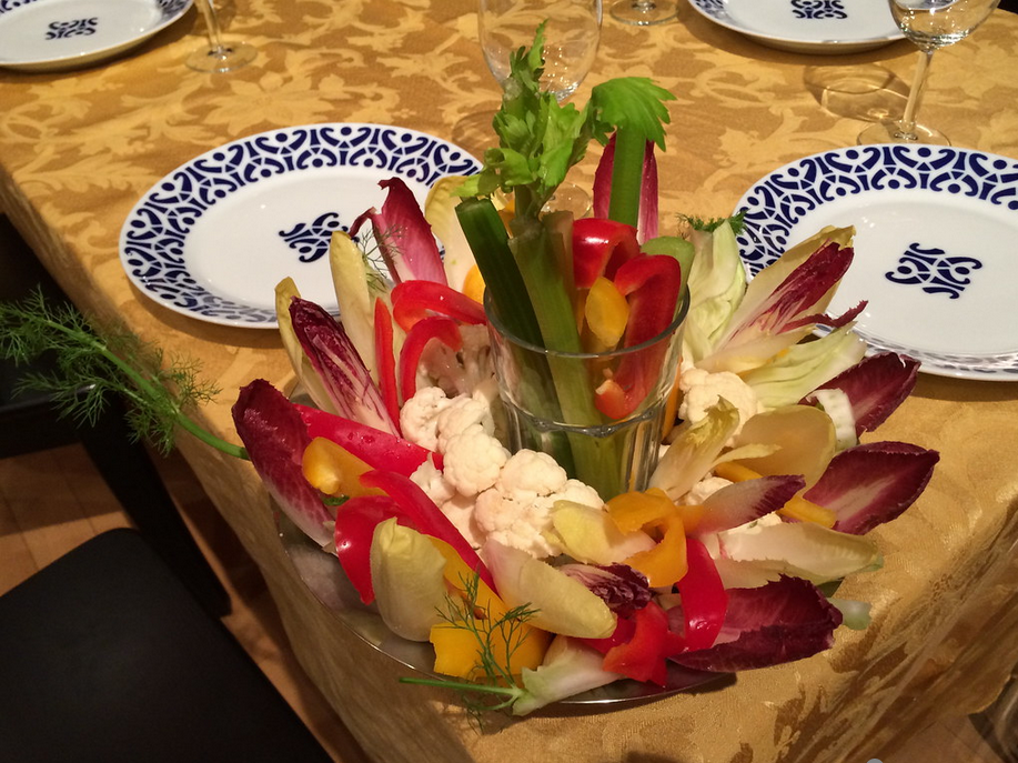 il pinzimonio, un'antica tradizione culinaria italiana, deliziosa e salutare alternativa per gustare verdure fresche in modo leggero e saporito. Mi diverte questa semplice preparazione, scegliere gli ortaggi a seconda della stagione, tagliarli a bastoncini, variare gli ingredienti delle salse d’accompagnamento e cercare una bella presentazione. Il pinzimonio è un'ottima scelta per un aperitivo leggero o come contorno sano e colorato per i pasti.