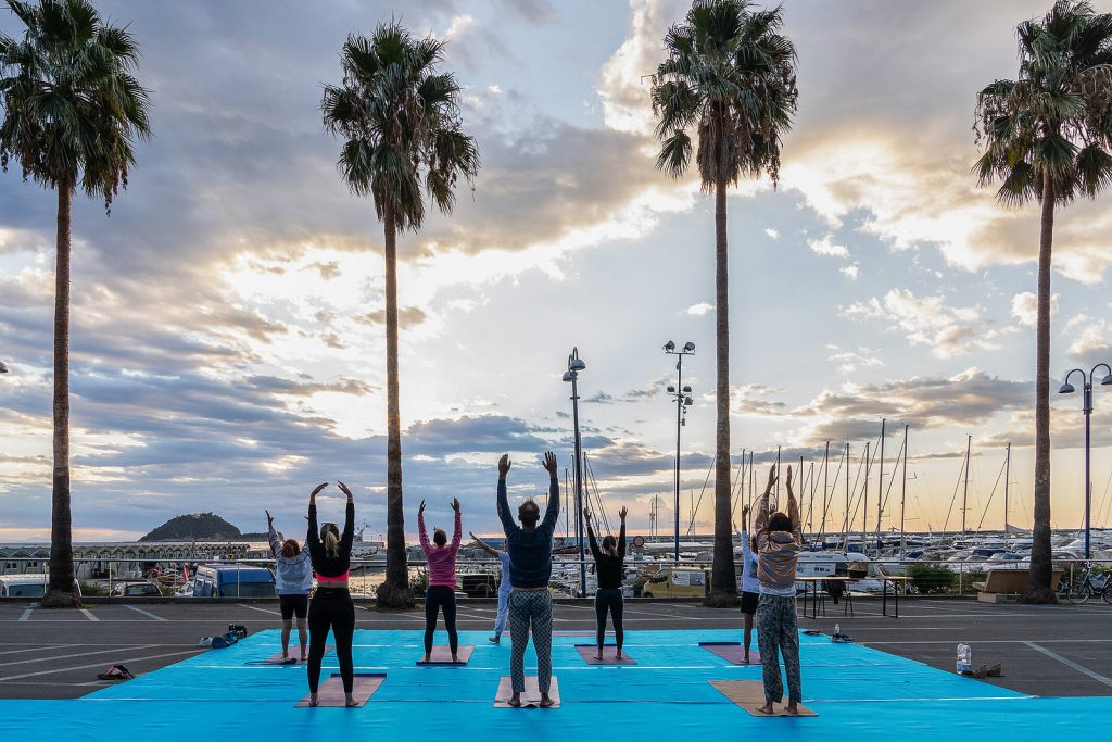 fare yoga vista porto, ha un effetto salutare su mente e corpo: aiuta a tonificare i muscoli e le articolazioni, a combattere il mal di schiena, a donare energia e a tenere lontano lo stress.