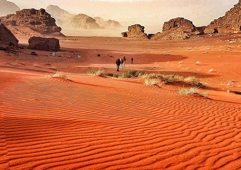 silenzio, nel sibilo del vento che increspa la sabbia come una carezza.