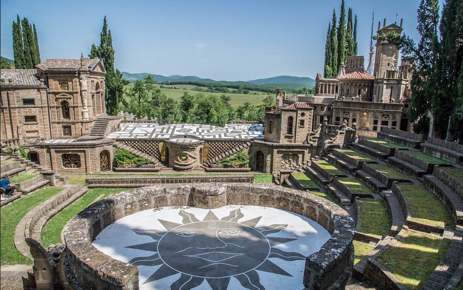 Un NON LUOGO…dove perdersi e ritrovarsi…
La Scarzuola è veramente un posto magico, stranissimo, unico nel suo genere. ed è in Italia, anche se pochi lo conoscono, in Umbria, a Montegabbione in provincia di Terni.
Perché non serve andare dall'altra parte del mondo per restare senza fiato...
