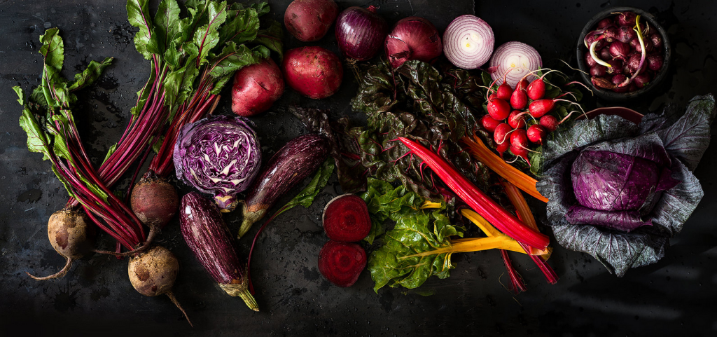 mangiare viola, migliora l’umore e rende più allegro e invitante ogni piatto, ciascun colore dei cibi è associato a sostanze specifiche con diverse e importanti funzioni sulla nostra salute. Gli alimenti blu-viola, colori della tranquillità e soddisfazione, sono ricchi di antocianine, carotenoidi, vitamina C, potassio, magnesio. Questi alimenti prevengono il deposito di colesterolo e migliorano la funzionalità renale, inoltre contrastano l’invecchiamento cellulare e hanno proprietà antitumorali.