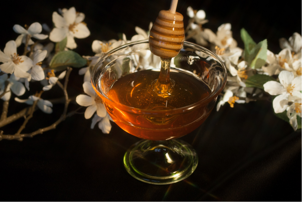 integrare il miele nella mia vita quotidiana: un vero e proprio dono della natura, un alimento prezioso che va ben oltre il suo sapore dolce. Con i suoi molteplici benefici per la salute e la sua versatilità in cucina e nella cura del corpo, il miele merita un posto d'onore nella mia vita; lo scelgo di qualità, preferibilmente artigianale e non pastorizzato, per godere appieno di tutte le sue meravigliose proprietà, due su tutte: un sostegno per il sistema immunitario e un alleato per la bellezza della pelle.