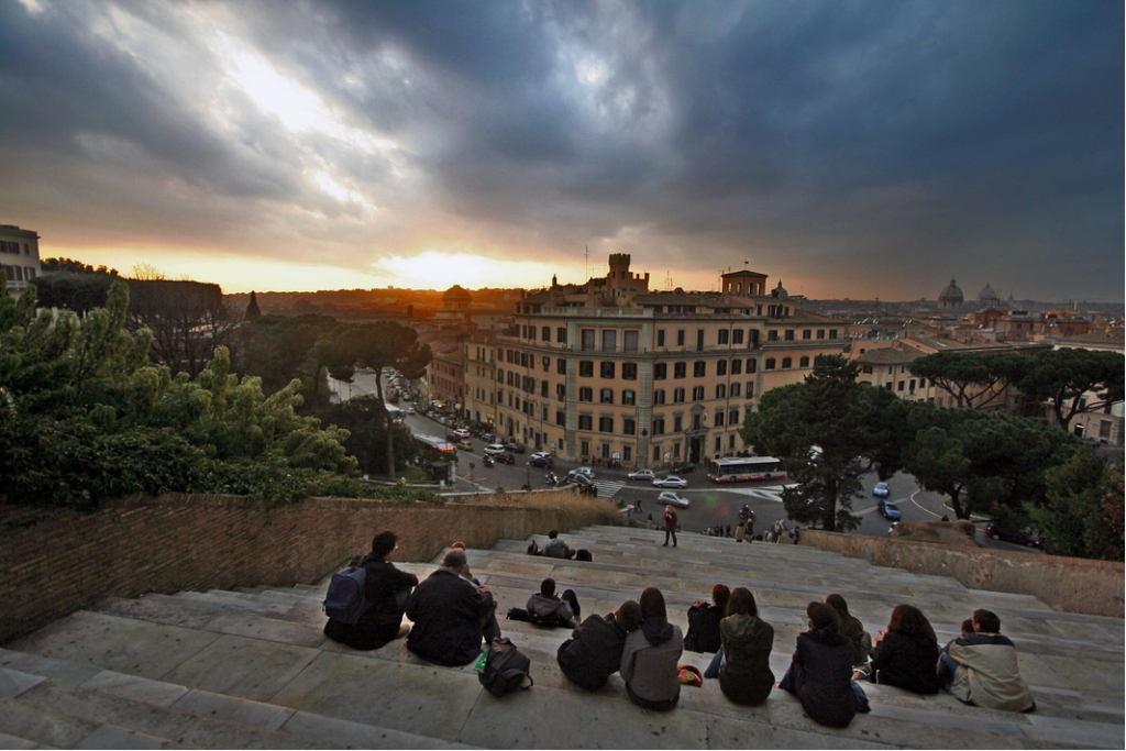 un punto panoramico popolare per ammirare il tramonto sulla città, prendersi un momento per respirare, un'opportunità unica per rallentare, connettersi profondamente con la bellezza del paesaggio e assaporarne l'essenza più autentica.