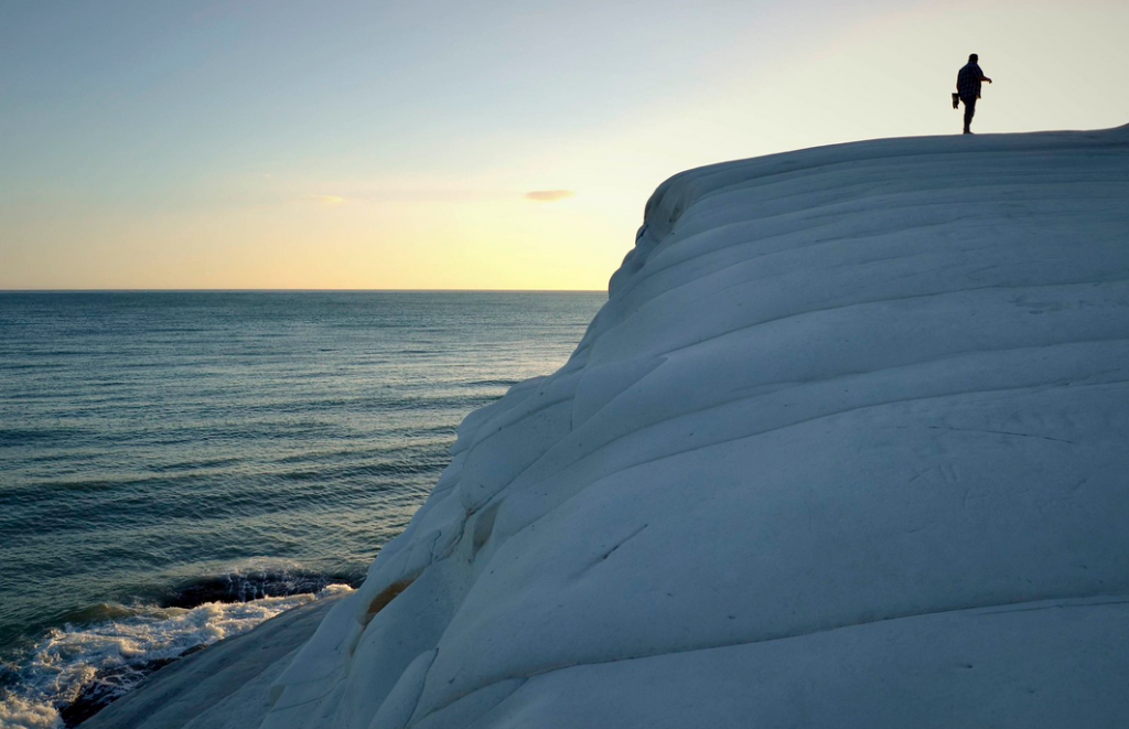 una “meravigghia”: la Scala dei Turchi. Sospesa tra cielo e terra, sensazioni uniche uniscono la mente alla natura; un senso di libertà: l'orizzonte infinito del mare aperto e l'altezza della falesia amplificano la percezione dello spazio; una profonda quiete: il contrasto tra la purezza della marna bianca e l'azzurro dell'acqua trasmette un senso di ordine e pace visiva e grande connessione: il rumore della quotidianità si azzera e riporta l'attenzione sul momento presente.