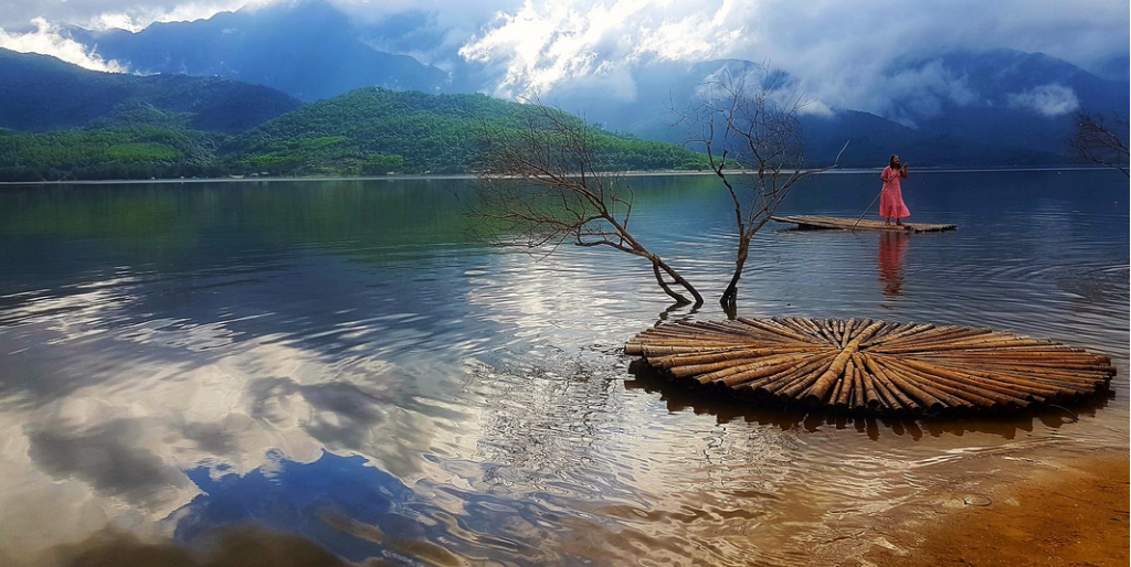 su una zattera che si snoda sospesa fra le pieghe di un fiume