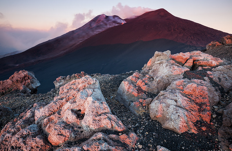 un nuovo giorno sull’Etna… si respira un’aria diversa, un’aria buona, pura, incontaminata, dove il segno della mano dell’uomo è stato puntualmente cancellato dalle innumerevoli colate laviche di questo superbo Mungibeddu (appellativo affettuosamente attribuito dalle popolazioni site alle sue pendici), che desidera mantenere il proprio status di solitudine e di bellezza divina che lo rendono terribilmente affascinante.