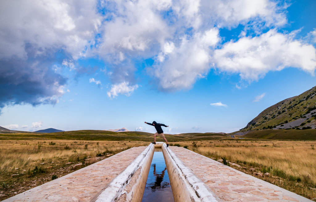 camminare, favorisce il benessere completo della persona in quanto agisce sinergicamente su corpo, mente e spirito, che si faccia su una strada asfaltata o su un sentiero tortuoso, tutte le sere dopo il lavoro o in estate durante le vacanze..