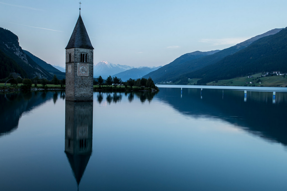 un lago con una caratteristica assurda: dal pelo dell'acqua spunta un campanile 
perfettamente conservato. E non si tratta di un effetto ottico o di un trucco: 
sott'acqua c'è davvero un'antica chiesa. Siamo in Curon Venosta, in Trentino 
Alto Adige.